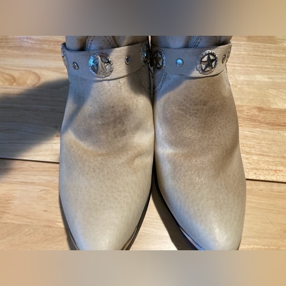 Dingo Ladies Tan pig slouch w/ harness in size 9.5 medium - Picture 6 of 15